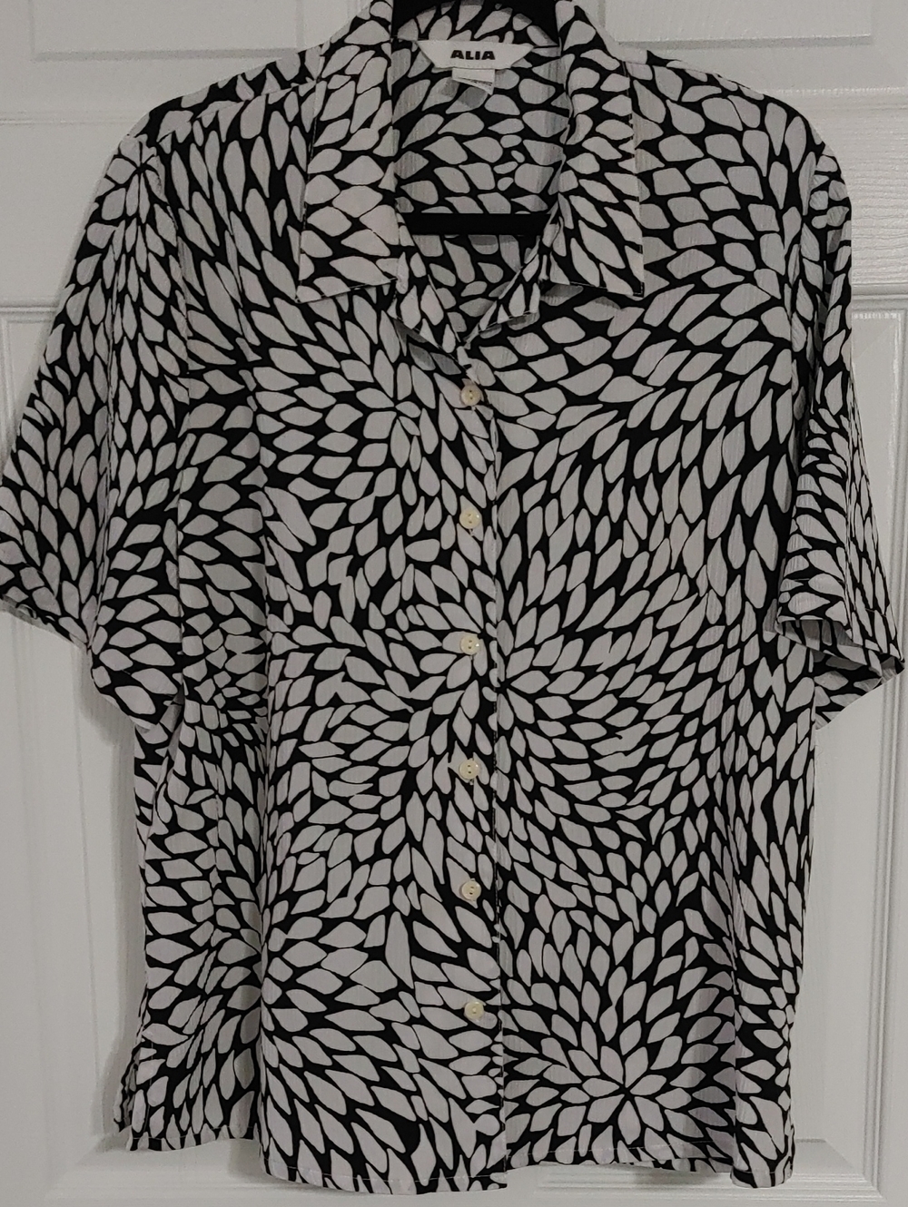 Alia Vintage Black & White Floral Petal Short Sleeve Button-Up Shirt Women's 14